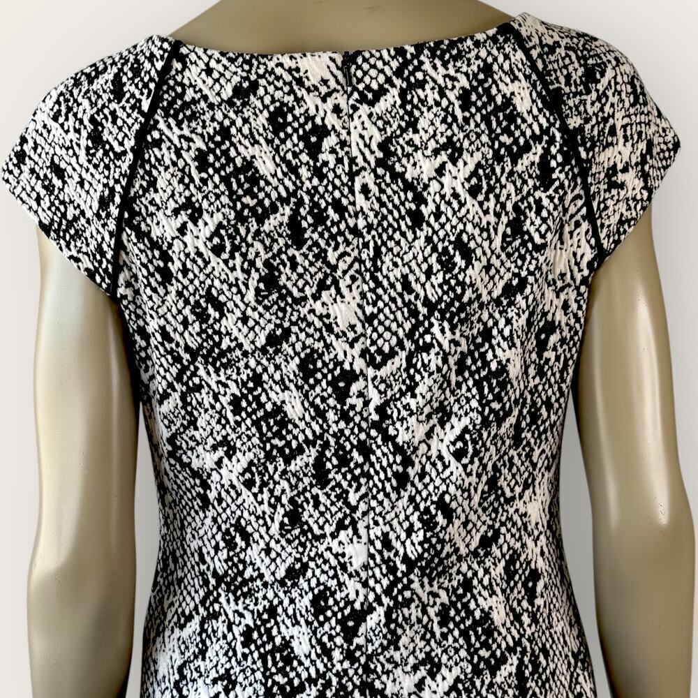 Donna Ricco Cap Sleeve Ruched Waist Sheath Dress Stretch Size 10 Black Abstract - Picture 11 of 16